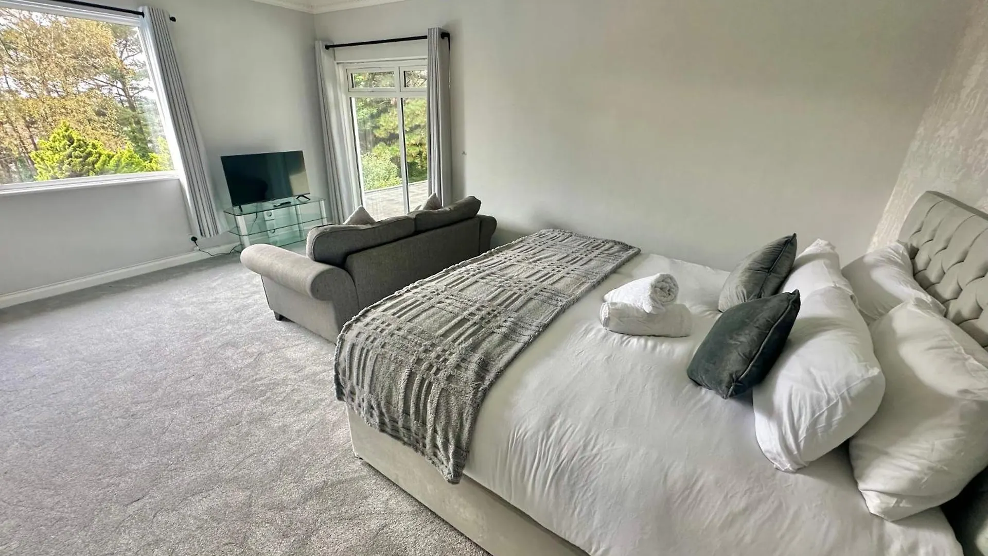 5 Bed House - Pool - Hot Tub - Sauna - Pool Table - Near New Forest - Sleeps 12 Ringwood Holiday home