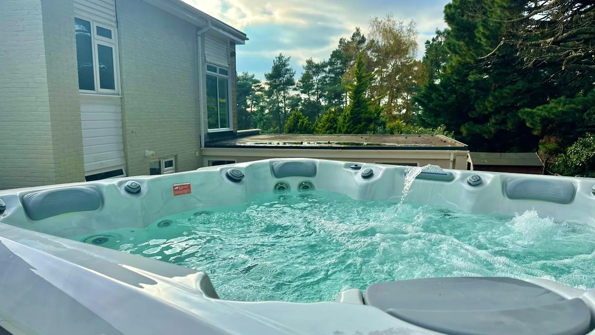 Holiday home 5 Bed House - Pool - Hot Tub - Sauna - Pool Table - Near New Forest - Sleeps 12 Ringwood United Kingdom