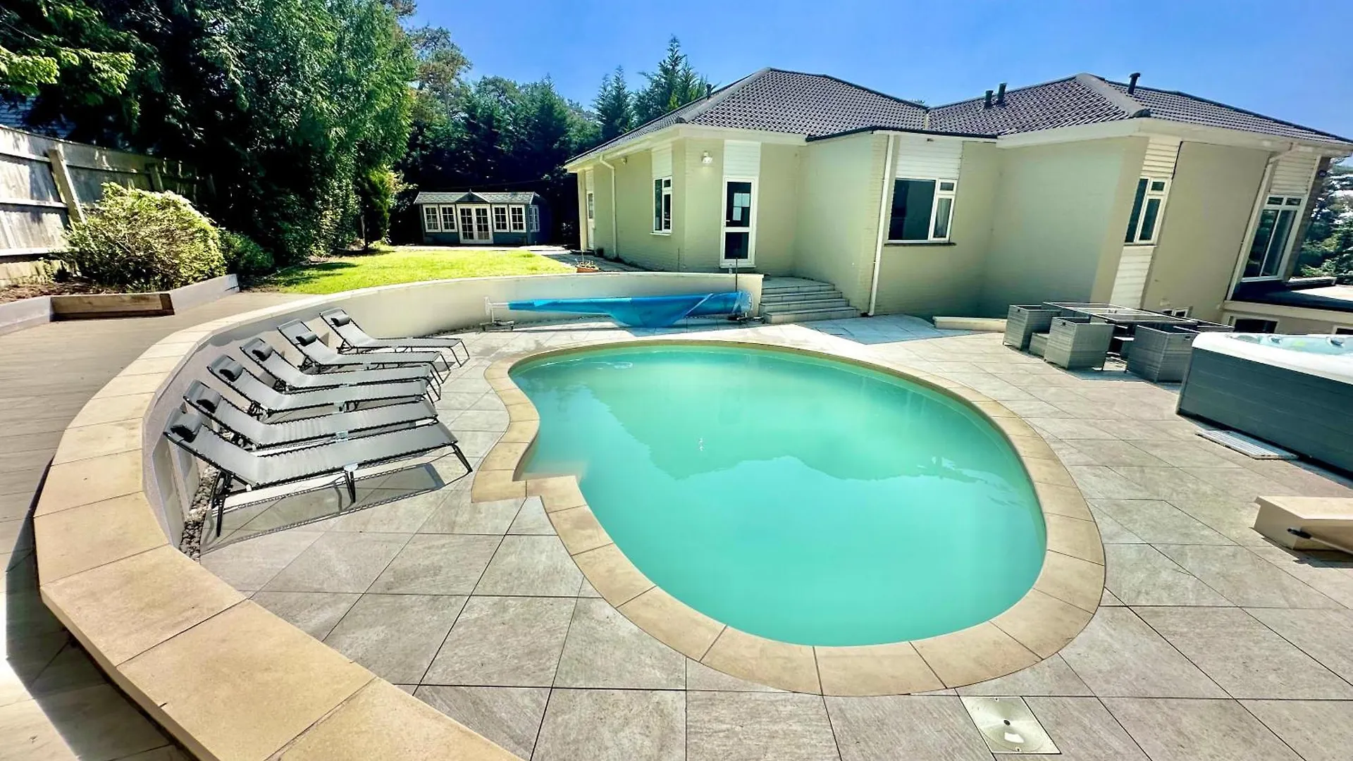 5 Bed House - Pool - Hot Tub - Sauna - Pool Table - Near New Forest - Sleeps 12 Ringwood