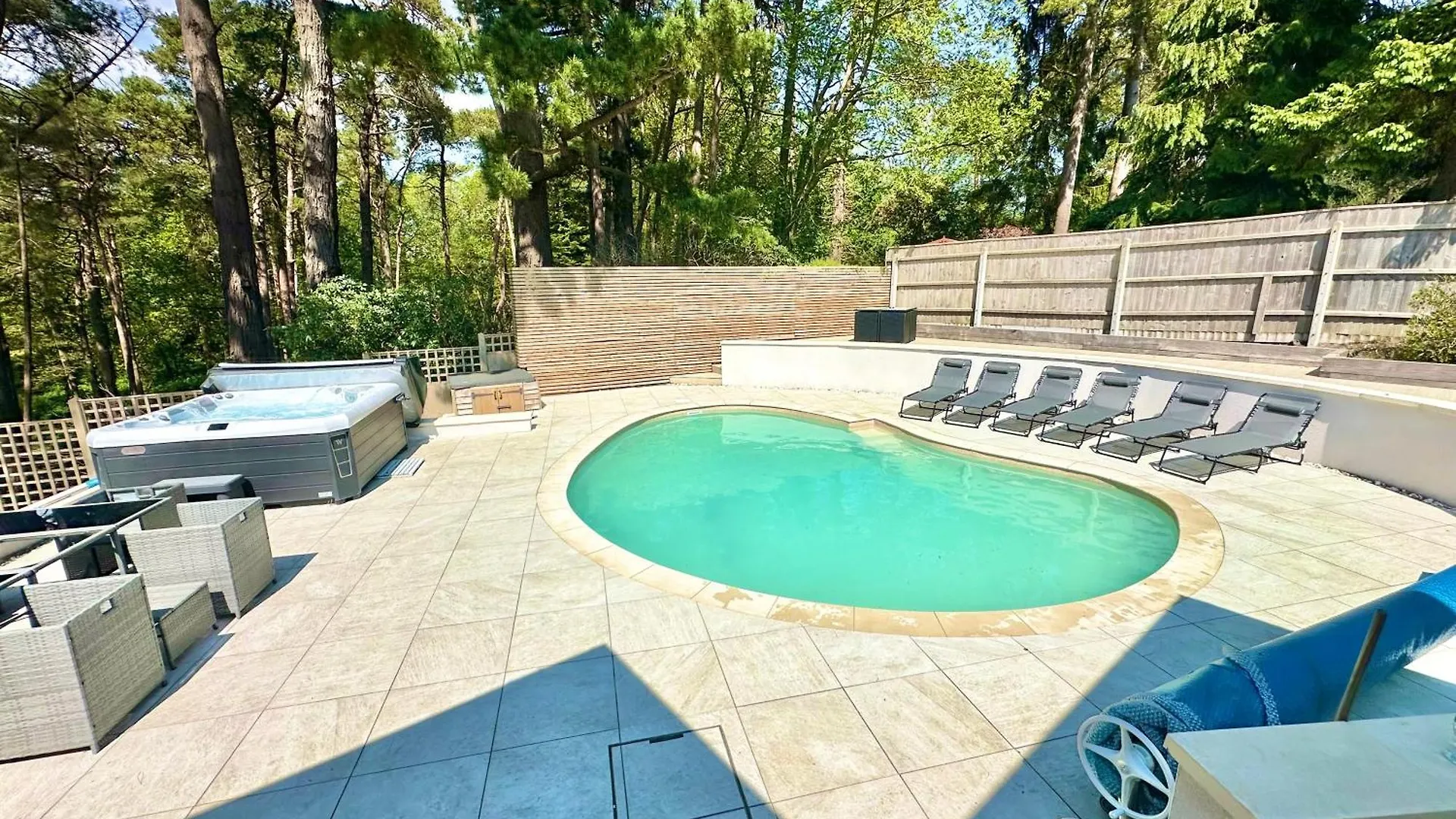 5 Bed House - Pool - Hot Tub - Sauna - Pool Table - Near New Forest - Sleeps 12 Ringwood 0*,