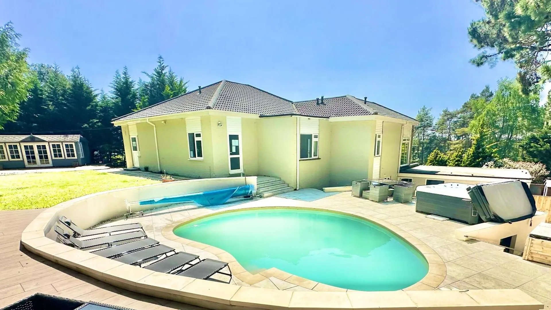 5 Bed House - Pool - Hot Tub - Sauna - Pool Table - Near New Forest - Sleeps 12 Ringwood