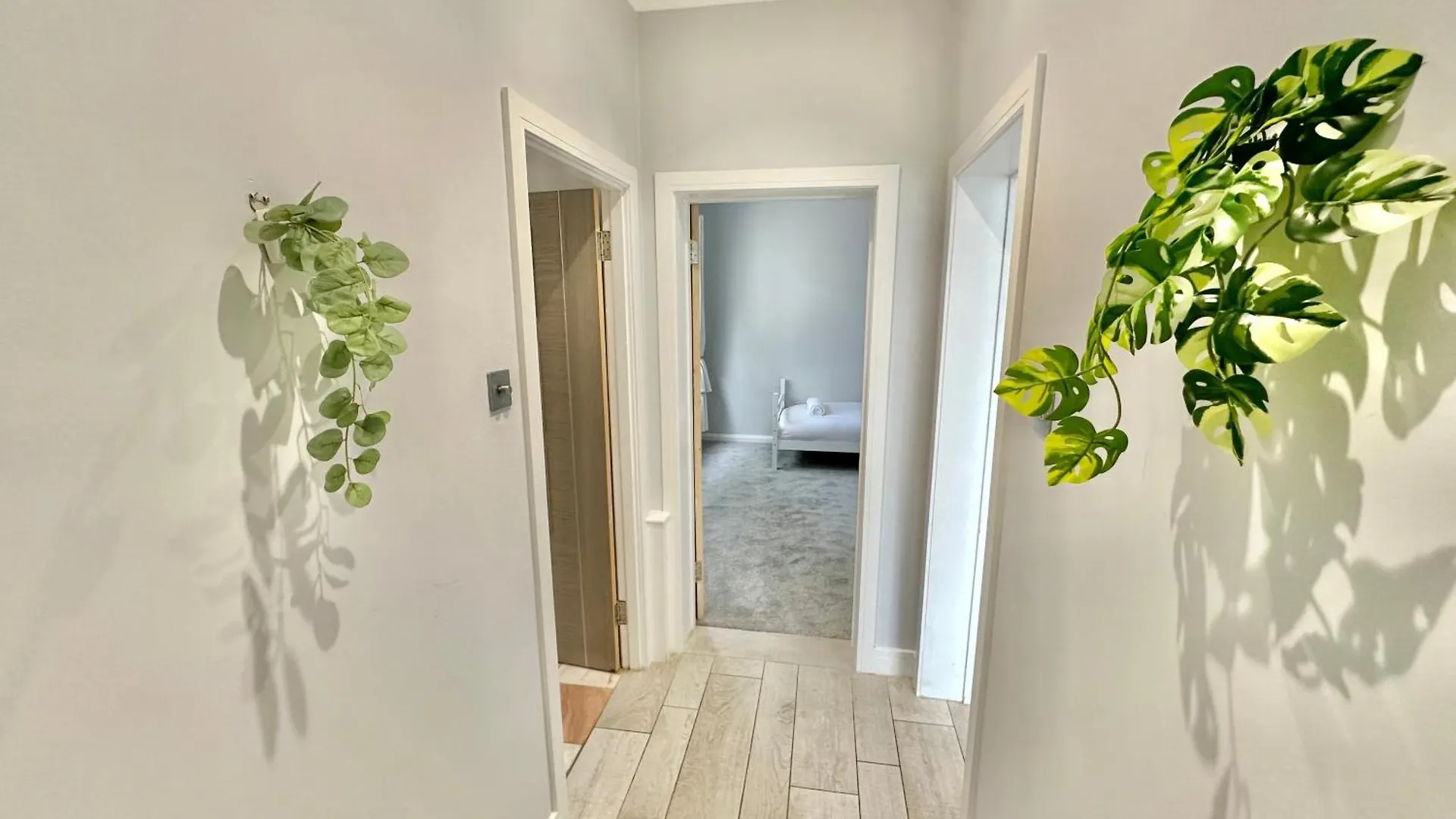 5 Bed House - Pool - Hot Tub - Sauna - Pool Table - Near New Forest - Sleeps 12 Ringwood 0*,  United Kingdom