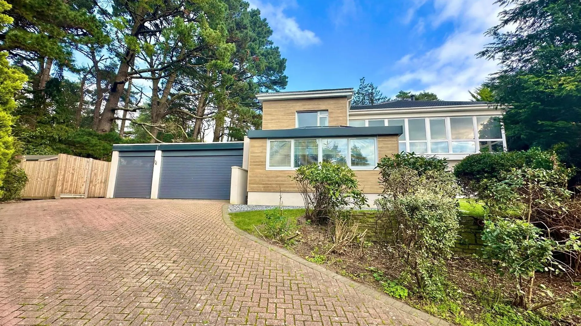 5 Bed House - Pool - Hot Tub - Sauna - Pool Table - Near New Forest - Sleeps 12 Ringwood United Kingdom