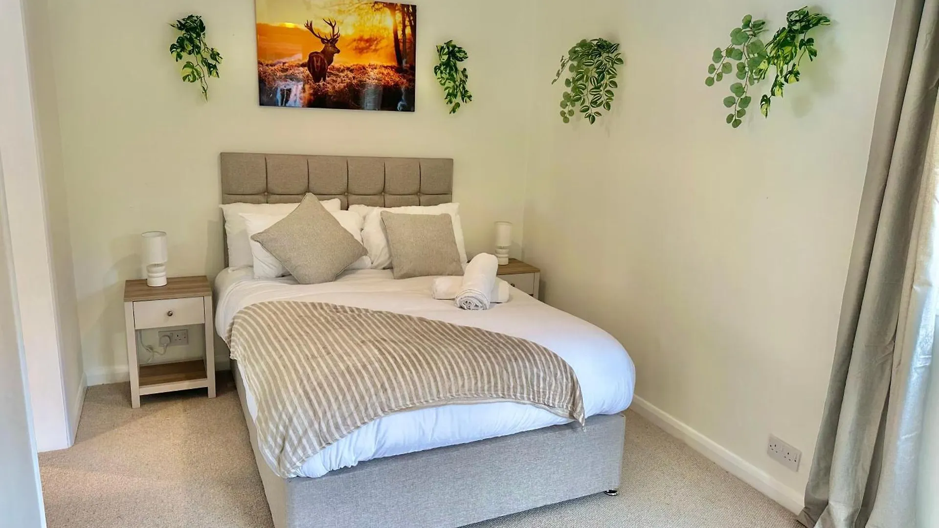 5 Bed House - Pool - Hot Tub - Sauna - Pool Table - Near New Forest - Sleeps 12 Ringwood United Kingdom