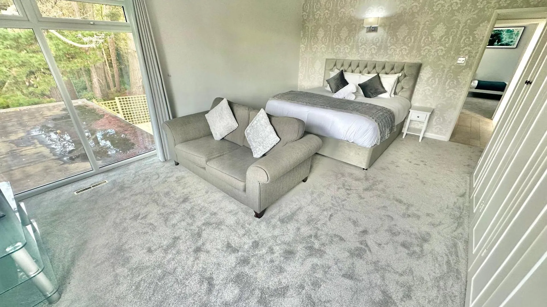 Holiday home 5 Bed House - Pool - Hot Tub - Sauna - Pool Table - Near New Forest - Sleeps 12 Ringwood United Kingdom